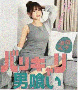 两条分岔的道路延伸向远处的林间